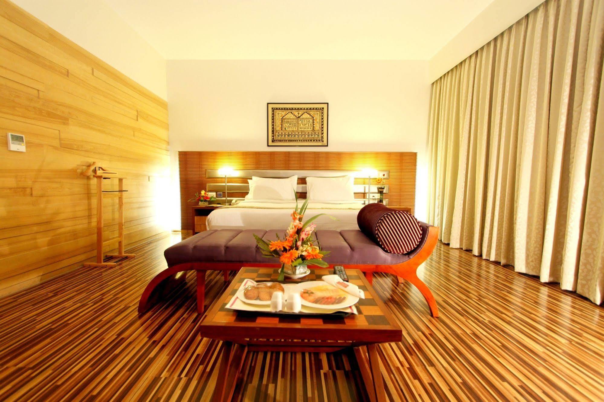 St Laurn Koregaon Park Pune Exterior foto