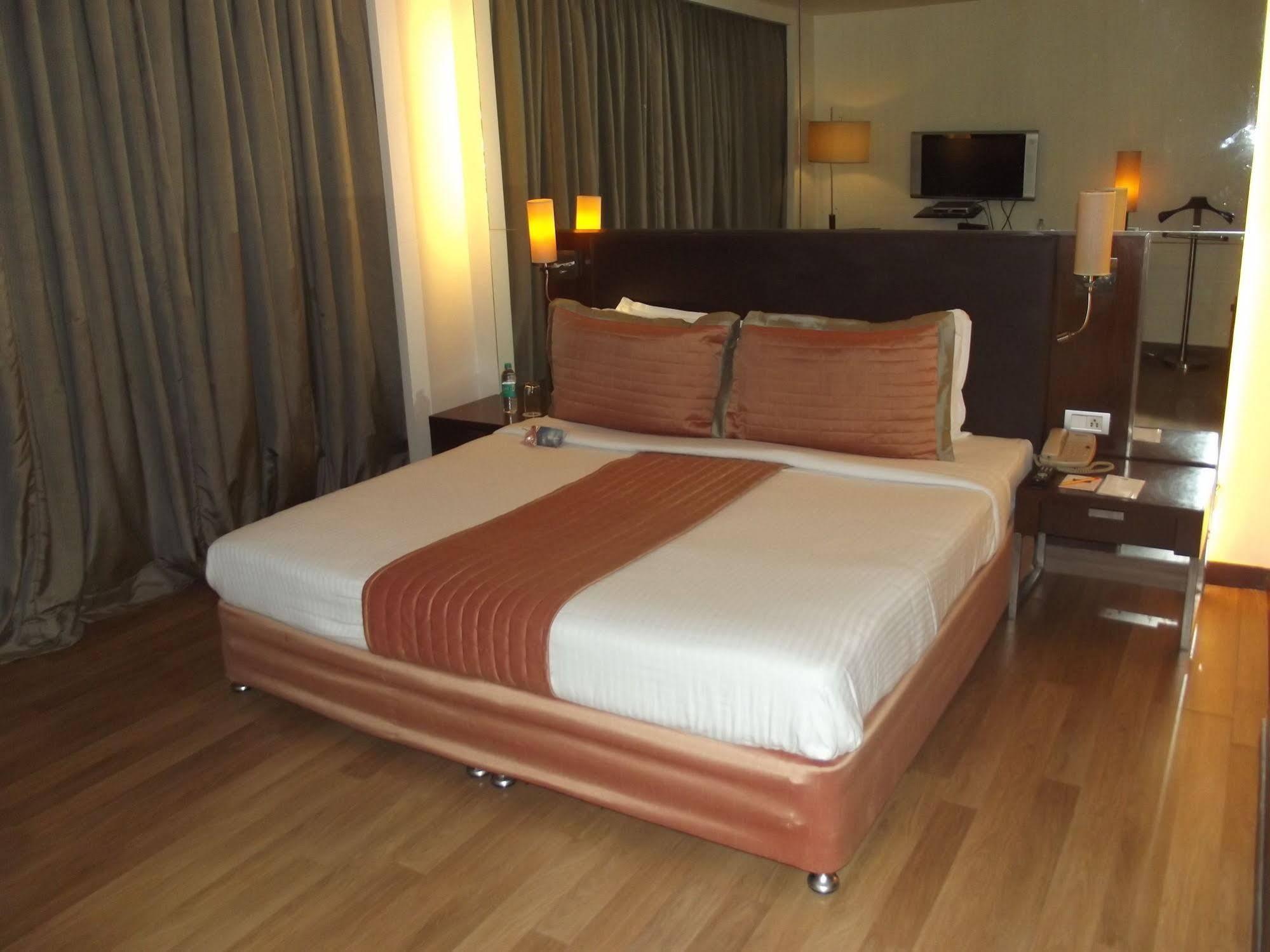 St Laurn Koregaon Park Pune Exterior foto